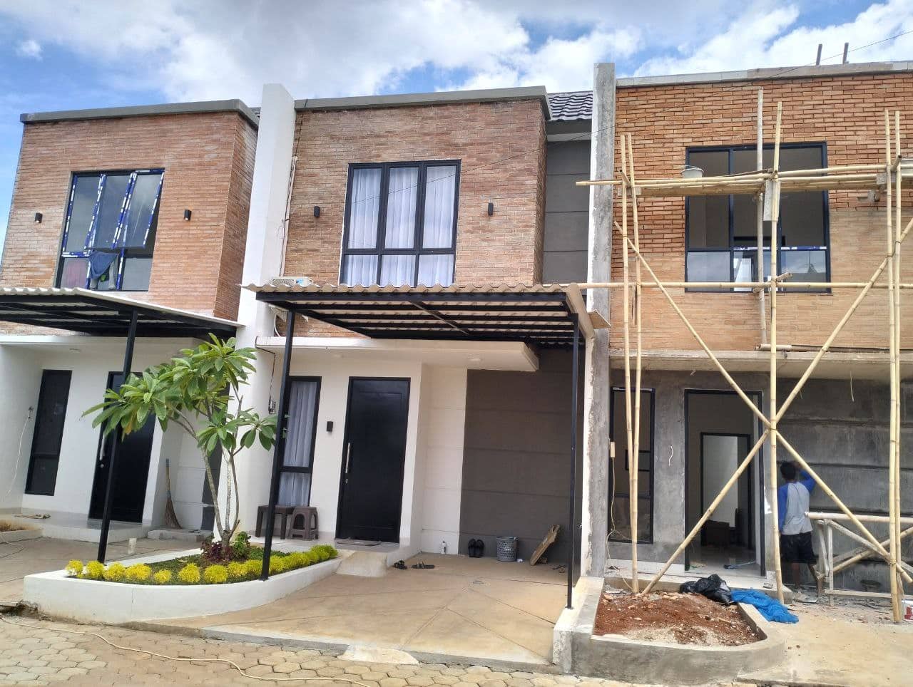 Dengan mengikuti panduan lengkap ini, Anda akan dapat memulai perjalanan berburu rumah murah untuk investasi yang menguntungkan. Tetaplah berkomitmen untuk terus belajar dan terus update informasi terkini soal investasi properti. Semoga panduan ini membawa Anda menuju investasi properti yang menguntungkan.