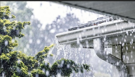 Tips 6 Cara Mencegah Air Hujan Masuk Rumah Lewat Celah Pintu