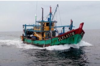 Indonesia, sebagai negara maritim, kembali dihantui permasalahan illegal fishing atau penangkapan ikan ilegal. Menteri Kelautan dan Perikanan, Sakti Wahyu Trenggono, mengungkapkan bahwa masih banyak kapal Indonesia yang terlibat dalam kegiatan ilegal tersebut. Yang lebih mencengangkan, pelaku illegal fishing ini diketahui memiliki properti mewah di kawasan elit, seperti Pantai Indah Kapuk (PIK) di Jakarta Utara.